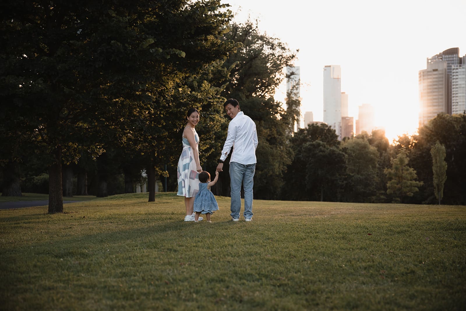 How to choose the best location for family photos in Melbourne? Family in Fitzroy Gardens at Golden Hour
